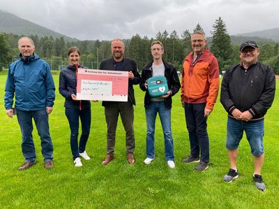 Scheckübergabe für Defibrillator am Sportplatz