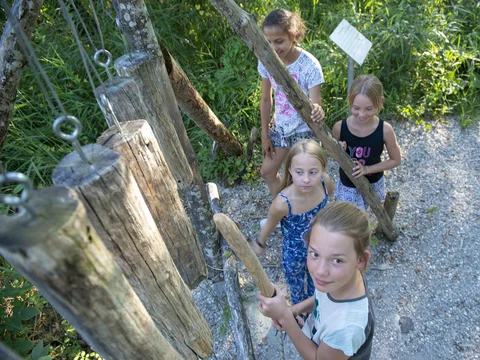 Kinder machen Musik im Klangpfad