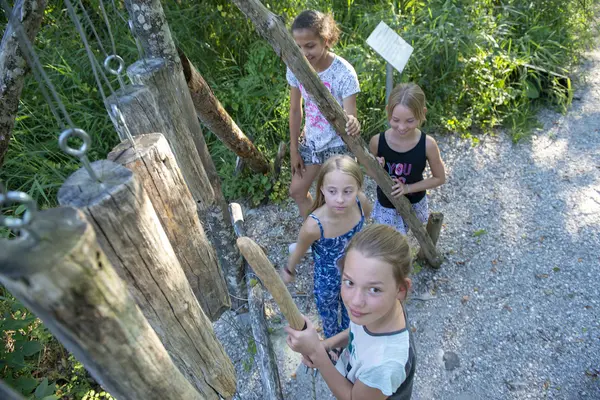 Kinder machen Musik im Klangpfad