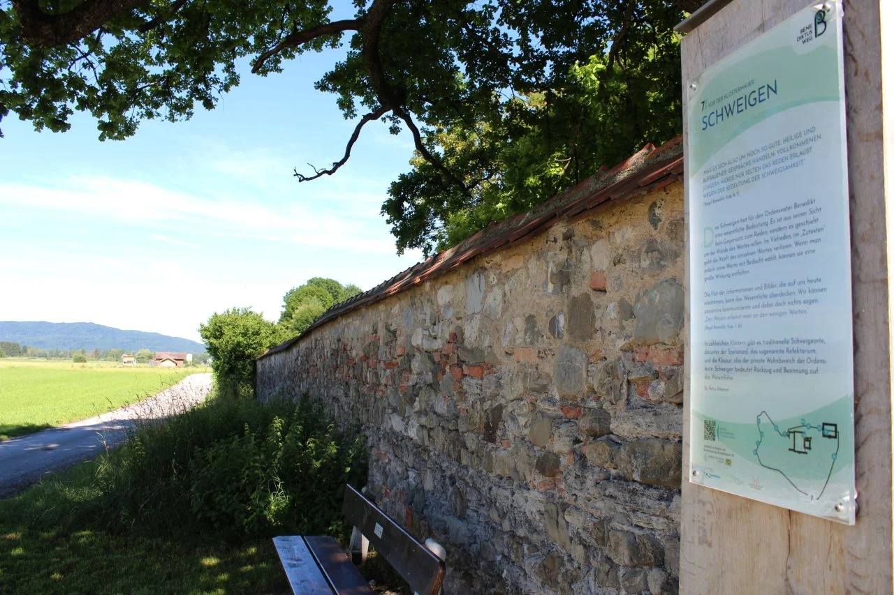 Stele 7 des Benediktusweges an der Klostermauer
