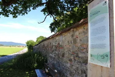 Stele 7 des Benediktusweges an der Klostermauer