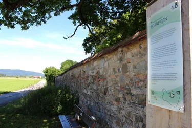 Stele 7 des Benediktusweges an der Klostermauer
