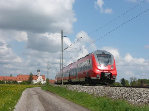 fahrender Zug bei Benediktbeuern