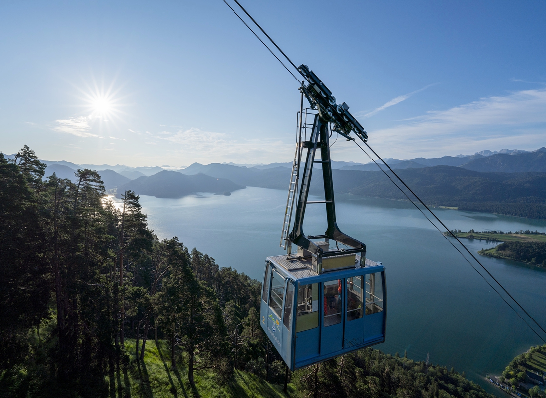 Gondel der Herzogstandbahn über dem Walchensee 