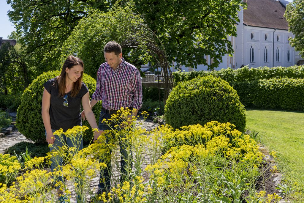 Meditationsgarten im Kloster Benediktbeuern (c) Bernd Ritschel Spaziergang durch den Blumengarten