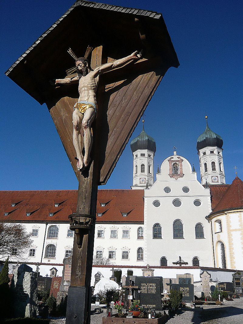 Feldkreuz im Friedhof Friedhof mit Blick auf Basilika