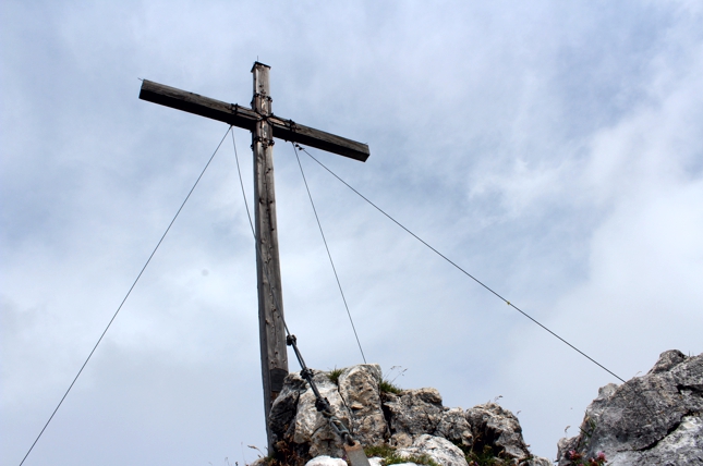 am Berggipfel Gipfelkreuz der Benediktenwand