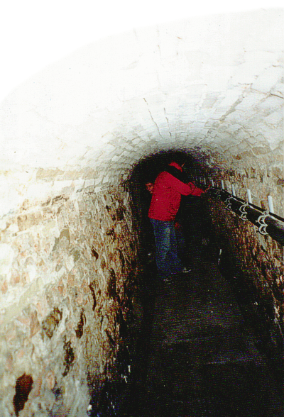 Mann geht im Kellergang des Klosters